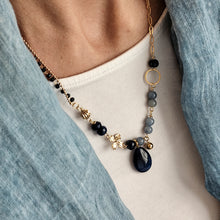Carica l'immagine nel visualizzatore di Gallery, Collana fiore dorato e BLU PROFONDO
