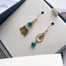 Carica l'immagine nel visualizzatore di Gallery, Orecchini FIORI di APATITE BLU