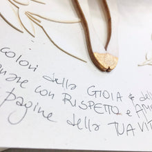 Carica l'immagine nel visualizzatore di Gallery, Angelo della Prima Comunione, abito in cotone, stampa fiori, sottogonna in tulle e accessorio in carta, rametto di ulivo. Scritta a mano. Regalo culturale e poetico
