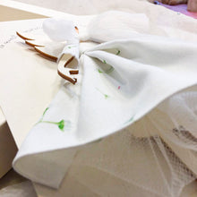 Carica l'immagine nel visualizzatore di Gallery, Angelo della Prima Comunione, abito in cotone, stampa fiori, sottogonna in tulle e accessorio in carta, rametto di ulivo. Scritta a mano. Regalo culturale e poetico