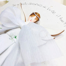 Carica l'immagine nel visualizzatore di Gallery, Angelo della Prima Comunione, abito in cotone, stampa fiori, sottogonna in tulle e accessorio in carta, rametto di ulivo. Scritta a mano. Regalo culturale e poetico