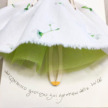 Carica l'immagine nel visualizzatore di Gallery, Angelo della Prima Comunione piccolo, abito in cotone, stampa fiori, sottogonna in tulle e accessorio in carta, colombina bianca. Scritta a mano. Regalo culturale e poetico