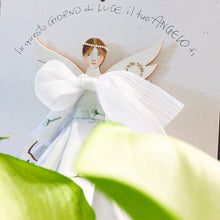 Carica l'immagine nel visualizzatore di Gallery, Angelo della Prima Comunione, abito in cotone, stampa fiori, sottogonna in tulle e accessorio in carta, rametto di ulivo. Scritta a mano. Regalo culturale e poetico