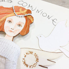Carica l'immagine nel visualizzatore di Gallery, Angelo della Prima Comunione piccolo, abito in cotone, stampa fiori, sottogonna in tulle e accessorio in carta, colombina bianca. Scritta a mano. Regalo culturale e poetico
