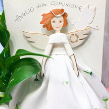 Carica l'immagine nel visualizzatore di Gallery, Angelo della Prima Comunione piccolo, abito in cotone, stampa fiori, sottogonna in tulle e accessorio in carta, colombina bianca. Scritta a mano. Regalo culturale e poetico