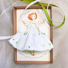 Load image into Gallery viewer, Angelo della Prima Comunione piccolo, abito in cotone, stampa fiori, sottogonna in tulle e accessorio in carta, colombina bianca. Scritta a mano. Regalo culturale e poetico