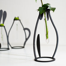 Carica l'immagine nel visualizzatore di Gallery, Dettaglio del VASO d'ARREDO (forma CANE) in legno tagliato a laser, portafiori con design in stile nordico con fiala in vetro.