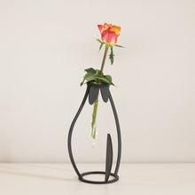Carica l'immagine nel visualizzatore di Gallery, VASO d'ARREDO (forma CANE) in legno tagliato a laser, portafiori con design in stile nordico con fiala in vetro.