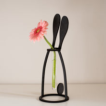 Carica l'immagine nel visualizzatore di Gallery, VASO d'ARREDO (forma CONIGLIO) in legno tagliato a laser, portafiori con design in stile nordico con fiala in vetro.