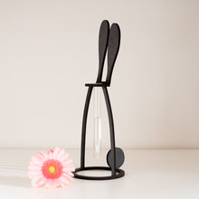 Carica l'immagine nel visualizzatore di Gallery, VASO d'ARREDO (forma CONIGLIO) in legno tagliato a laser, portafiori con design in stile nordico con fiala in vetro.