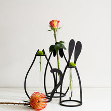 Carica l'immagine nel visualizzatore di Gallery, Set dei VASI d'ARREDO in legno tagliato a laser, portafiori con design in stile nordico con fiala in vetro.