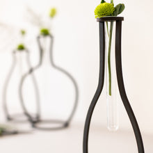 Carica l'immagine nel visualizzatore di Gallery, Dettaglio del VASO d'ARREDO (forma BOTTIGLIA) in legno tagliato a laser, portafiori con design in stile nordico con fiala in vetro.