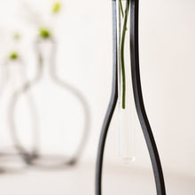 Carica l'immagine nel visualizzatore di Gallery, Dettaglio del VASO d'ARREDO (forma BOTTIGLIA) in legno tagliato a laser, portafiori con design in stile nordico con fiala in vetro.