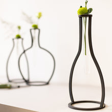 Carica l'immagine nel visualizzatore di Gallery, VASO d'ARREDO (forma BOTTIGLIA) in legno tagliato a laser, portafiori con design in stile nordico con fiala in vetro.