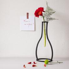 Carica l'immagine nel visualizzatore di Gallery, VASO d'ARREDO (forma BOTTIGLIA) in legno tagliato a laser, portafiori con design in stile nordico con fiala in vetro.