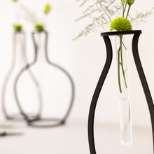Carica l'immagine nel visualizzatore di Gallery, Dettaglio del VASO d'ARREDO (forma ASIMMETRICO) in legno tagliato a laser, portafiori con design in stile nordico con fiala in vetro.