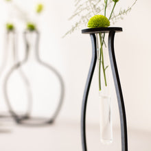 Carica l'immagine nel visualizzatore di Gallery, Dettaglio del VASO d'ARREDO (forma ASIMMETRICO) in legno tagliato a laser, portafiori con design in stile nordico con fiala in vetro.