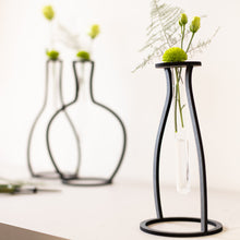 Carica l'immagine nel visualizzatore di Gallery, VASO d'ARREDO (forma ASIMMETRICO) in legno tagliato a laser, portafiori con design in stile nordico con fiala in vetro.