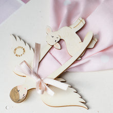 Carica l'immagine nel visualizzatore di Gallery, Dettaglio dell'ANGELO della BIMBA GRANDE, struttura in legno di pioppo dipinta e vestita a mano, abito in cotone rosa a poi e fiocco in raso; piccolo accessorio in legno a forma di agnello.
