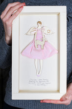 Carica l'immagine nel visualizzatore di Gallery, Packaging dell'ANGELO della BIMBA GRANDE, struttura in legno di pioppo dipinta e vestita a mano, abito in cotone rosa a poi e fiocco in raso; piccolo accessorio in legno a forma di agnello.
