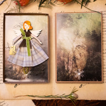 Carica l'immagine nel visualizzatore di Gallery, Angelo della FORESTA NEBULOSA in legno di pioppo, dipinto e vestito a mano, abito in misto lino scozzese, top marrone, cintura in velluto verde chiaro. Ricchissimo di accessori.
