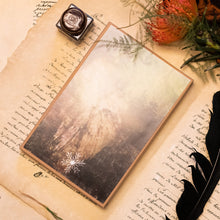Carica l'immagine nel visualizzatore di Gallery, Scatola e portale dell'Angelo della FORESTA NEBULOSA in legno di pioppo, dipinto e vestito a mano, abito in misto lino scozzese, top marrone, cintura in velluto verde chiaro. Ricchissimo di accessori.