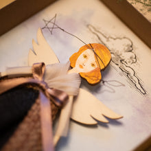 Carica l'immagine nel visualizzatore di Gallery, Dettaglio dell'Angelo delle CASE INGLESI in legno di pioppo, dipinto e vestito a mano, sottogonna di tulle, gonna lana antracite, cappottino in tweed rosa antico. Ricchissimo di accessori.