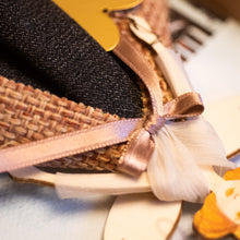 Carica l'immagine nel visualizzatore di Gallery, Dettaglio dell'Angelo delle CASE INGLESI in legno di pioppo, dipinto e vestito a mano, sottogonna di tulle, gonna lana antracite, cappottino in tweed rosa antico. Ricchissimo di accessori.