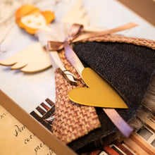 Carica l'immagine nel visualizzatore di Gallery, Dettaglio dell'Angelo delle CASE INGLESI in legno di pioppo, dipinto e vestito a mano, sottogonna di tulle, gonna lana antracite, cappottino in tweed rosa antico. Ricchissimo di accessori.