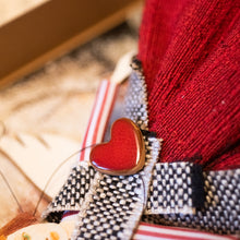 Carica l'immagine nel visualizzatore di Gallery, Dettaglio dell'Angelo del CERVO ROSSO in legno di pioppo, dipinto e vestito a mano, abito in stoffa  sottogonna in tulle, gonna rossa e top bianco/nero jacquard, camicia in cotonina a righe. Ricchissimo di accessori.