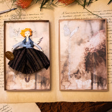 Carica l'immagine nel visualizzatore di Gallery, Angelo della FARFALLA AZZURRA in legno di pioppo, dipinto e vestito a mano, sottogonna di tulle, gonna di lana, top di tulle e raso azzurro. Ricchissimo di accessori.