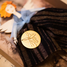 Carica l'immagine nel visualizzatore di Gallery, Dettaglio dell'Angelo della FARFALLA AZZURRA in legno di pioppo, dipinto e vestito a mano, sottogonna di tulle, gonna di lana, top di tulle e raso azzurro. Ricchissimo di accessori.