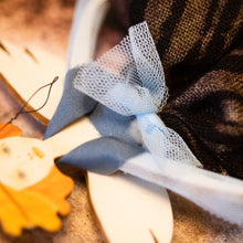 Carica l'immagine nel visualizzatore di Gallery, Dettaglio dell'Angelo della FARFALLA AZZURRA in legno di pioppo, dipinto e vestito a mano, sottogonna di tulle, gonna di lana, top di tulle e raso azzurro. Ricchissimo di accessori.