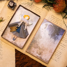 Carica l'immagine nel visualizzatore di Gallery, Angelo delle LUNA e COSTELLAZIONI in legno di pioppo, dipinto e vestito a mano, sottogonna di tulle, gonna di seta blu, cappottino pied-de-poule. Ricchissimo di accessori.