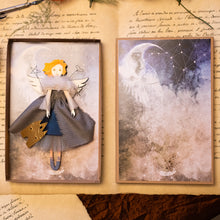 Carica l'immagine nel visualizzatore di Gallery, Angelo delle LUNA e COSTELLAZIONI in legno di pioppo, dipinto e vestito a mano, sottogonna di tulle, gonna di seta blu, cappottino pied-de-poule. Ricchissimo di accessori.