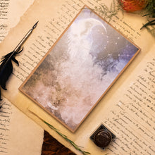 Carica l'immagine nel visualizzatore di Gallery, Scatola e portale dell'Angelo delle LUNA e COSTELLAZIONI in legno di pioppo, dipinto e vestito a mano, sottogonna di tulle, gonna di seta blu, cappottino pied-de-poule. Ricchissimo di accessori.