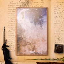 Carica l'immagine nel visualizzatore di Gallery, Scatola e portale dell'Angelo delle LUNA e COSTELLAZIONI in legno di pioppo, dipinto e vestito a mano, sottogonna di tulle, gonna di seta blu, cappottino pied-de-poule. Ricchissimo di accessori.