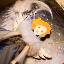 Carica l'immagine nel visualizzatore di Gallery, Dettaglio dell'Angelo delle LUNA e COSTELLAZIONI in legno di pioppo, dipinto e vestito a mano, sottogonna di tulle, gonna di seta blu, cappottino pied-de-poule. Ricchissimo di accessori.