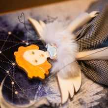 Carica l'immagine nel visualizzatore di Gallery, Dettaglio dell'Angelo delle LUNA e COSTELLAZIONI in legno di pioppo, dipinto e vestito a mano, sottogonna di tulle, gonna di seta blu, cappottino pied-de-poule. Ricchissimo di accessori.
