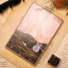 Carica l'immagine nel visualizzatore di Gallery, Scatola e portale dell'Angelo della MONGOLFIERA in legno di pioppo, dipinto e vestito a mano, sottogonna di tulle, gonna di cotone rosa scuro, top verde, sciarpa a foglie. Ricchissimo di accessori.