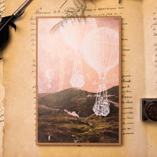 Carica l'immagine nel visualizzatore di Gallery, Scatola e portale dell'Angelo della MONGOLFIERA in legno di pioppo, dipinto e vestito a mano, sottogonna di tulle, gonna di cotone rosa scuro, top verde, sciarpa a foglie. Ricchissimo di accessori.