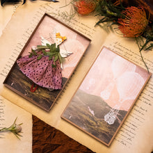 Carica l'immagine nel visualizzatore di Gallery, Angelo della MONGOLFIERA in legno di pioppo, dipinto e vestito a mano, sottogonna di tulle, gonna di cotone rosa scuro, top verde, sciarpa a foglie. Ricchissimo di accessori.