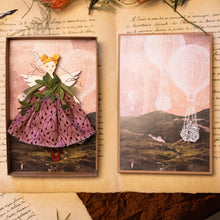 Carica l'immagine nel visualizzatore di Gallery, Angelo della MONGOLFIERA in legno di pioppo, dipinto e vestito a mano, sottogonna di tulle, gonna di cotone rosa scuro, top verde, sciarpa a foglie. Ricchissimo di accessori.