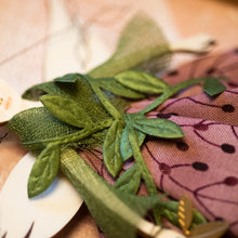 Carica l'immagine nel visualizzatore di Gallery, Dettaglio dell'Angelo della MONGOLFIERA in legno di pioppo, dipinto e vestito a mano, sottogonna di tulle, gonna di cotone rosa scuro, top verde, sciarpa a foglie. Ricchissimo di accessori.