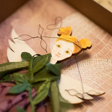 Carica l'immagine nel visualizzatore di Gallery, Dettaglio dell'Angelo della MONGOLFIERA in legno di pioppo, dipinto e vestito a mano, sottogonna di tulle, gonna di cotone rosa scuro, top verde, sciarpa a foglie. Ricchissimo di accessori.