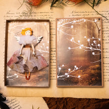 Carica l'immagine nel visualizzatore di Gallery, Angelo del BOSCO in legno di pioppo, dipinto e vestito a mano, abito in stoffa, sottogonna in tulle, gonna a fiori grandi, top in seta, collo di eco-pelliccia. Ricchissimo di accessori.