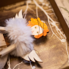 Carica l'immagine nel visualizzatore di Gallery, Dettaglio dell'Angelo del BOSCO in legno di pioppo, dipinto e vestito a mano, abito in stoffa, sottogonna in tulle, gonna a fiori grandi, top in seta, collo di eco-pelliccia. Ricchissimo di accessori.