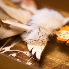 Carica l'immagine nel visualizzatore di Gallery, Dettaglio dell'Angelo del BOSCO in legno di pioppo, dipinto e vestito a mano, abito in stoffa, sottogonna in tulle, gonna a fiori grandi, top in seta, collo di eco-pelliccia. Ricchissimo di accessori.