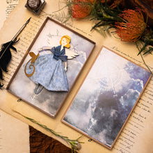 Carica l'immagine nel visualizzatore di Gallery, Angelo della ROSA dei VENTI in legno di pioppo, dipinto e vestito a mano, sottogonna di tulle, gonna di cotonina stampata, lana antracite, top di raso azzurro. Ricchissimo di accessori.