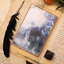 Carica l'immagine nel visualizzatore di Gallery, Scatole e portale dell'Angelo della ROSA dei VENTI in legno di pioppo, dipinto e vestito a mano, sottogonna di tulle, gonna di cotonina stampata, lana antracite, top di raso azzurro. Ricchissimo di accessori.